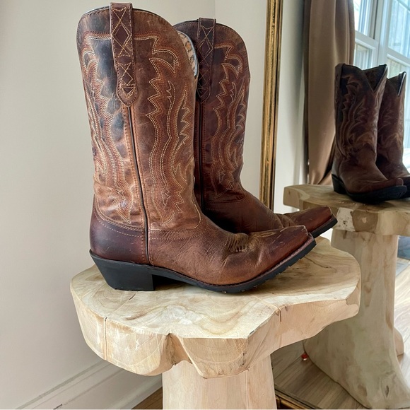 Laredo Shoes - Vintage Leather Embroidered Cowboy Western Boots in Whiskey Brown - 8